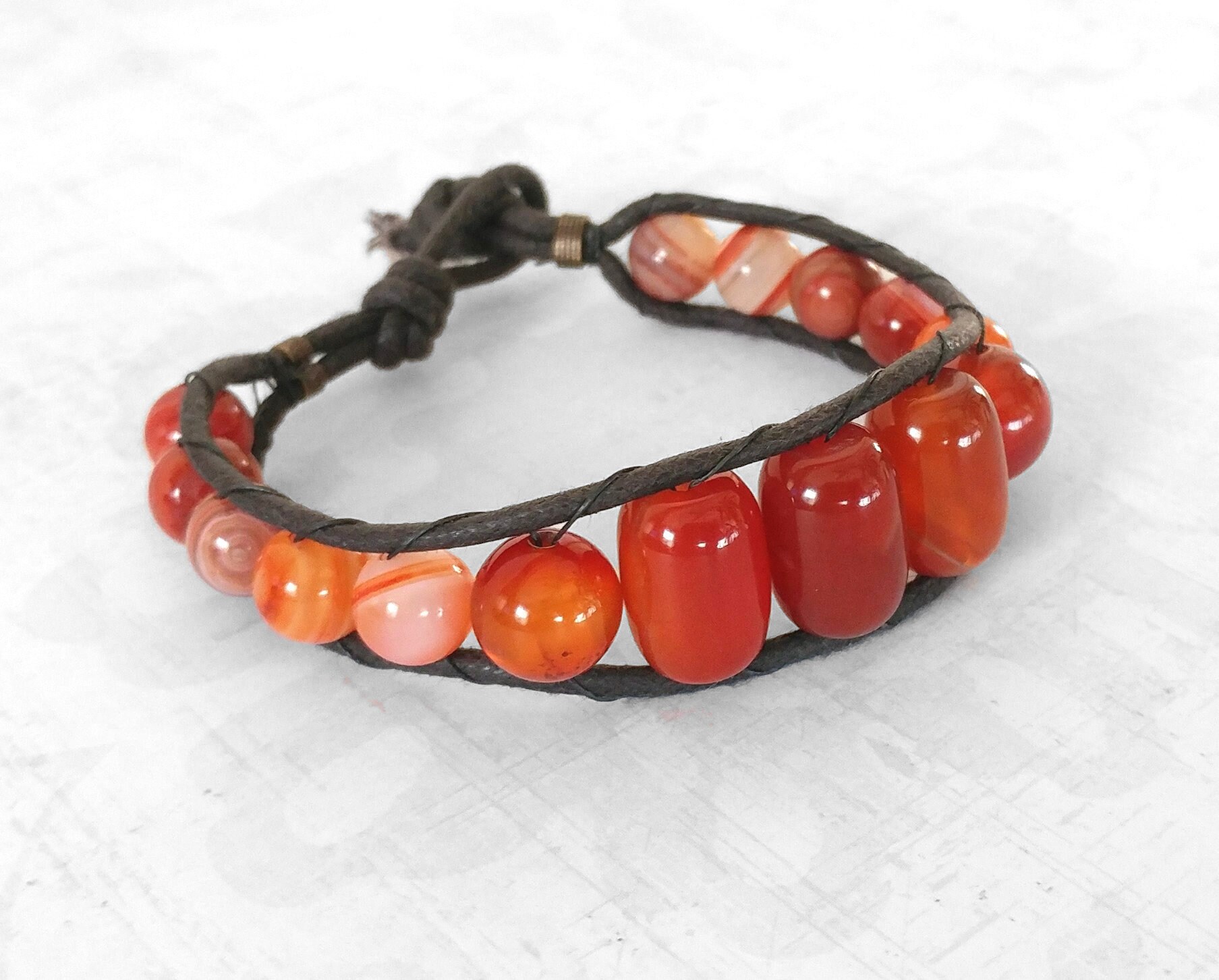 Wickelarmband Roter Achat Edelstein, Perlenarmband Auf Brauner Gewachster Baumwollschnur Mit Antik Vergoldeten Messingakzenten Schönheitsgeschenk Wickelarmband Roter Achat Edelstein, Perlenarmband Auf Brauner Gewachster Baumwollschnur Mit Antik Vergoldeten Messingakzenten Schönheitsgeschenk von CatalinaInspired