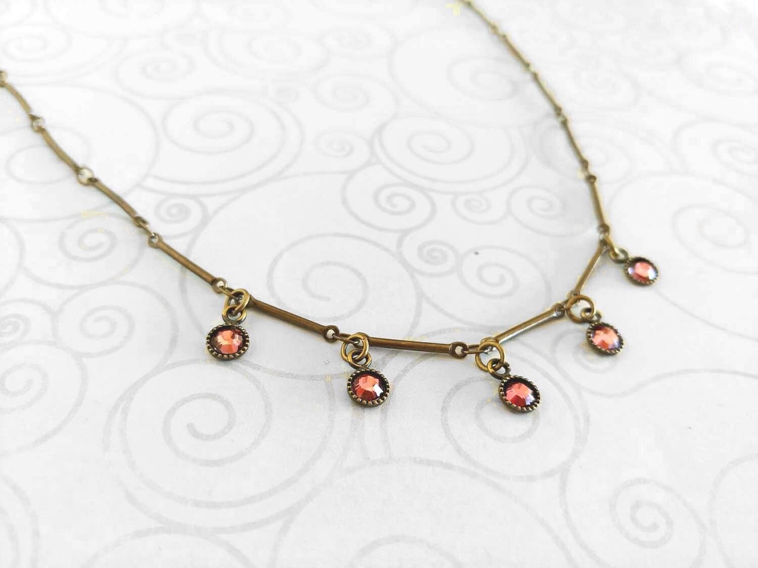 Zarte Rosa Swarovski Kristalle An Einer Antiken Vergoldeten Messing Stab-Gliederkette Zierlich Einfach Zarte Rosa Swarovski Kristalle An Einer Antiken Vergoldeten Messing Stab-Gliederkette Zierlich Einfach von CatalinaInspired