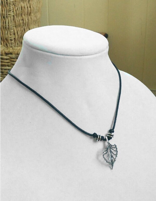 sterling Silber Blatt Boho Halskette Auf Schwarz Gewachste Baumwollkordel von CatalinaInspired