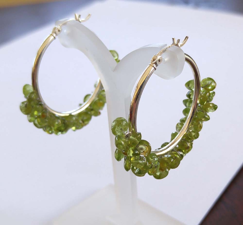 sterling Silber Creolen Mit Polierten Peridot Edelstein Clustern, August Birthstone sterling Silber Creolen Mit Polierten Peridot Edelstein Clustern, August Birthstone von CatalinaInspired