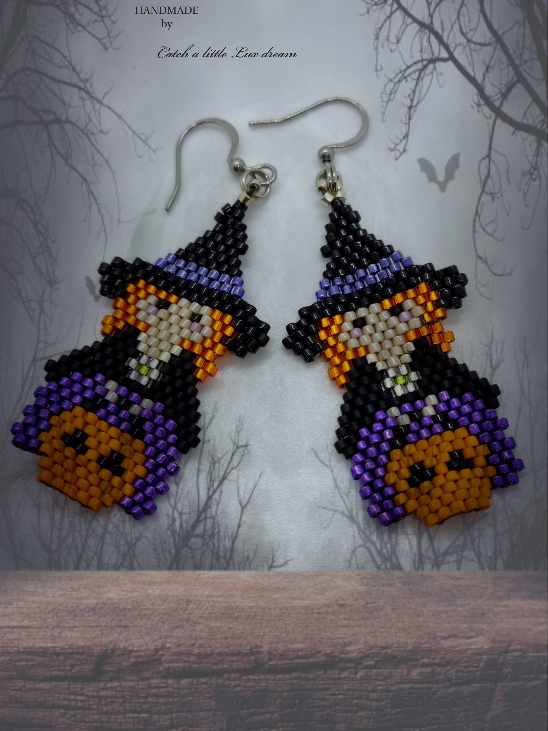 Brick-stitch Earrings - Twin Witches With Pumpkin Bags Brick-stitch Earrings - Twin Witches With Pumpkin Bags von CatchALittleLuxDream