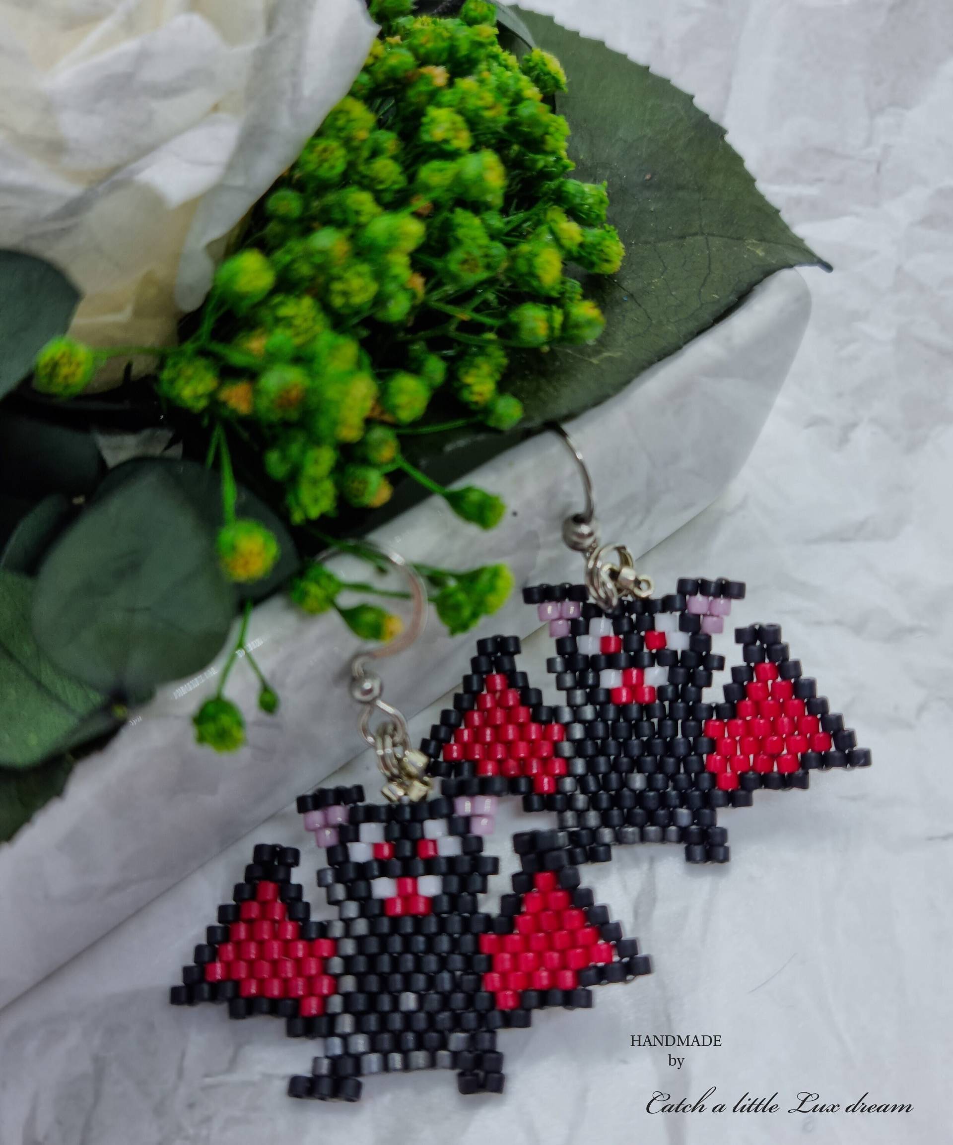 Brick-stitch Earrings - Vampire Bat Brick-stitch Earrings - Vampire Bat von CatchALittleLuxDream