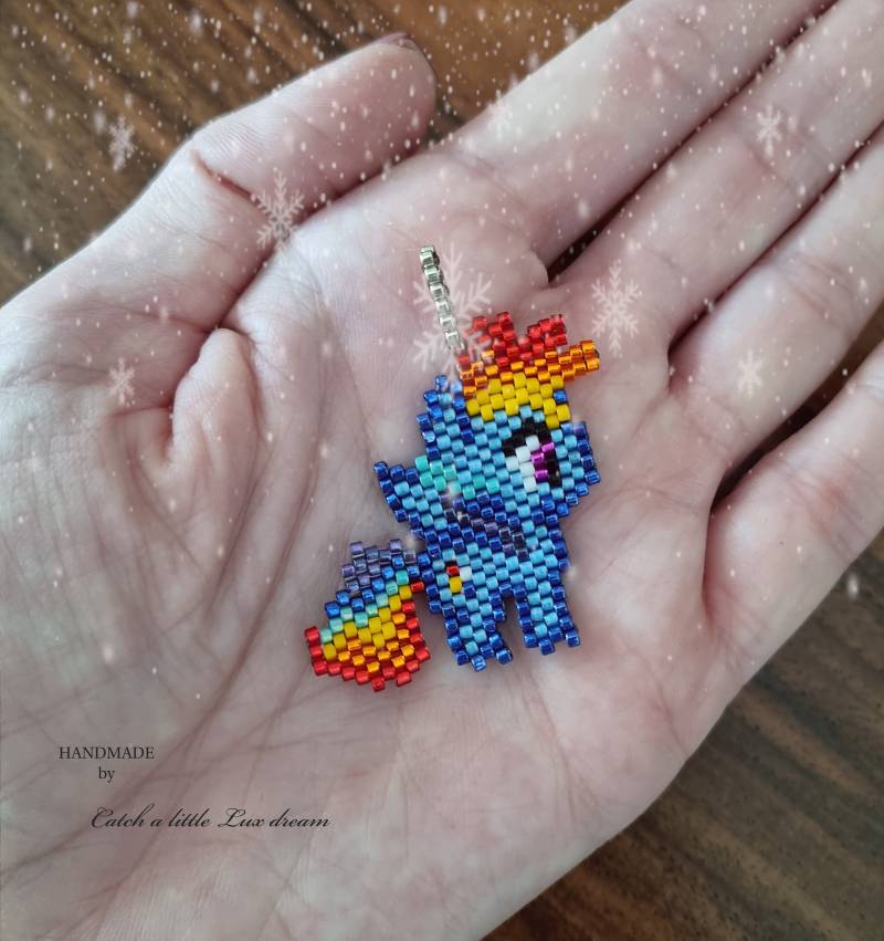 Brick-stitch Pendant - My Little Pony "Rainbow Dash' Brick-stitch Pendant - My Little Pony "Rainbow Dash' von CatchALittleLuxDream