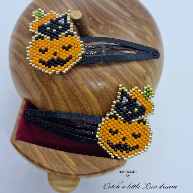 Hairclips With Brick-stitch Cat in A Pumpkin Hairclips With Brick-stitch Cat in A Pumpkin von CatchALittleLuxDream