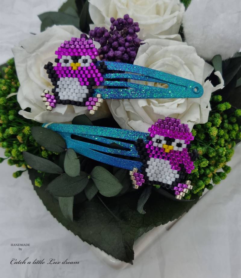 Hairclips With Brick-stitch Ice Scating Penguin Hairclips With Brick-stitch Ice Scating Penguin von CatchALittleLuxDream