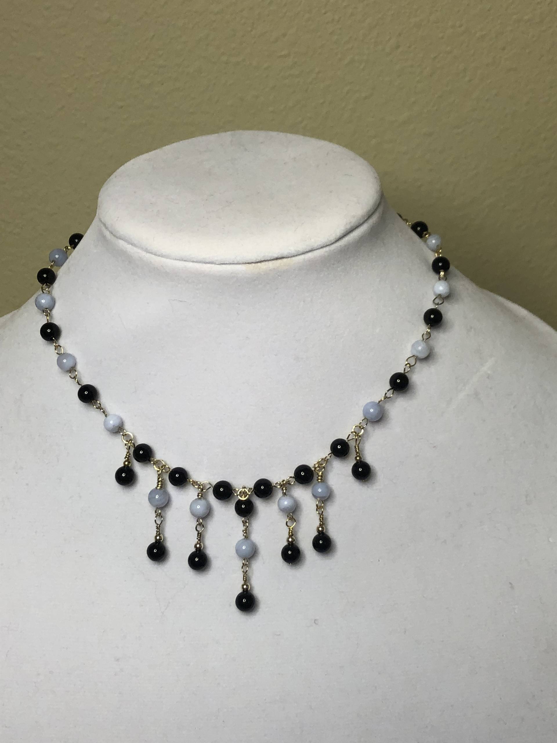 Blaue Spitze Achat Und Schwarzer Onyx Naturstein Wirework Halskette Blaue Spitze Achat Und Schwarzer Onyx Naturstein Wirework Halskette von CateDesignCreations