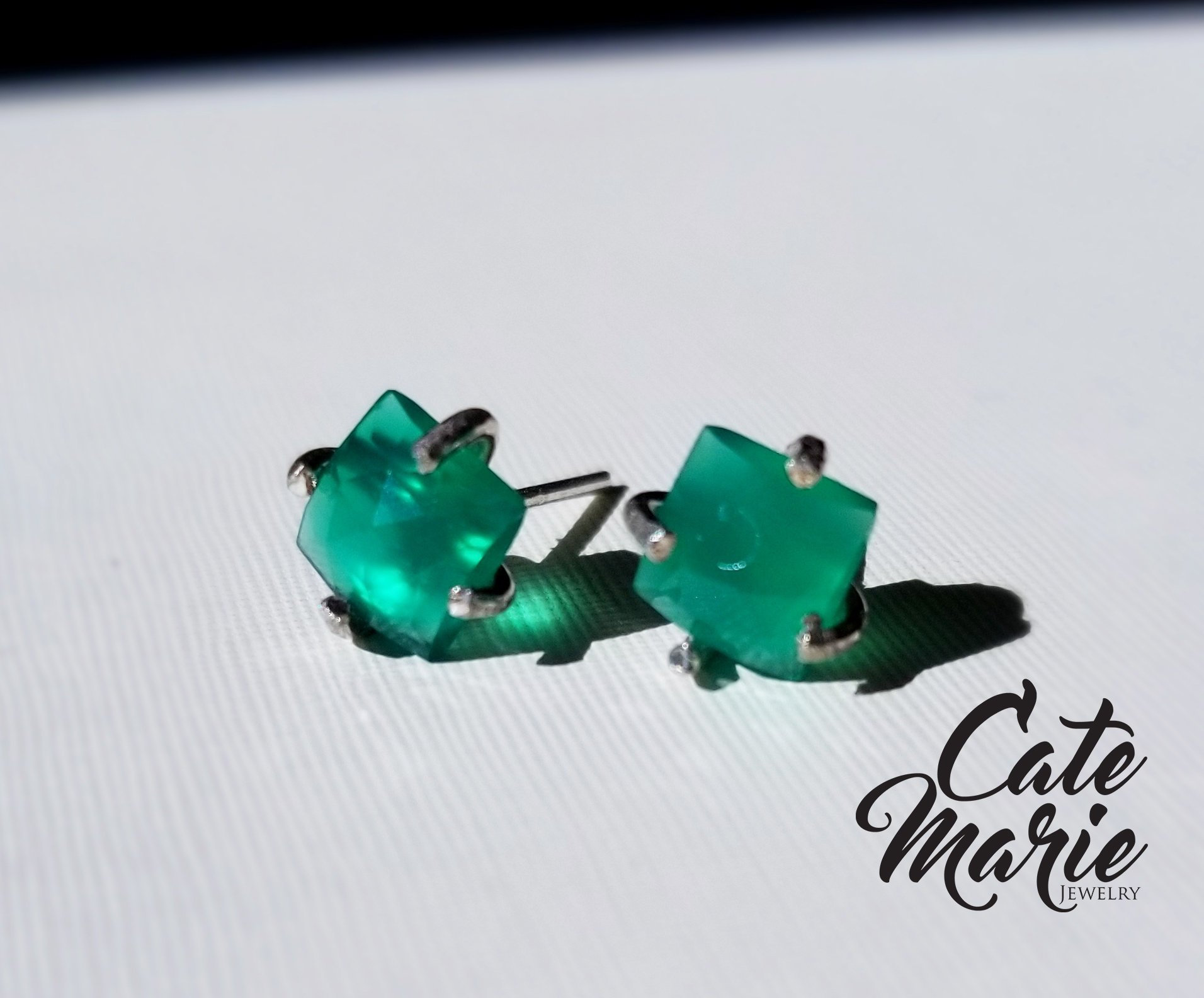 Zierliche Grüne Onyx Sterling Silberohrringe Zierliche Grüne Onyx Sterling Silberohrringe von CateMarieJewelry
