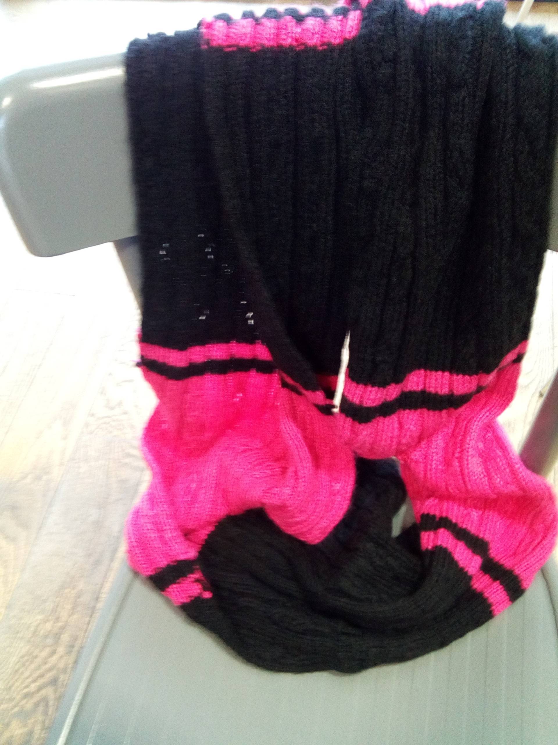 Schwarzer, Pinker Wollschal Schwarzer, Pinker Wollschal von CatherineCity