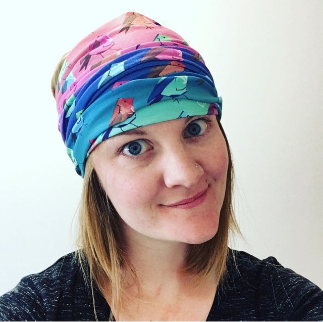 Garden Bird Headwear - Bunt- Outdoor Fitness, Schal, Mütze, Haarband Kopfschmuck Biken Spazierengehen, Wandern- Catherine Redgate von CatherineRedgateArt