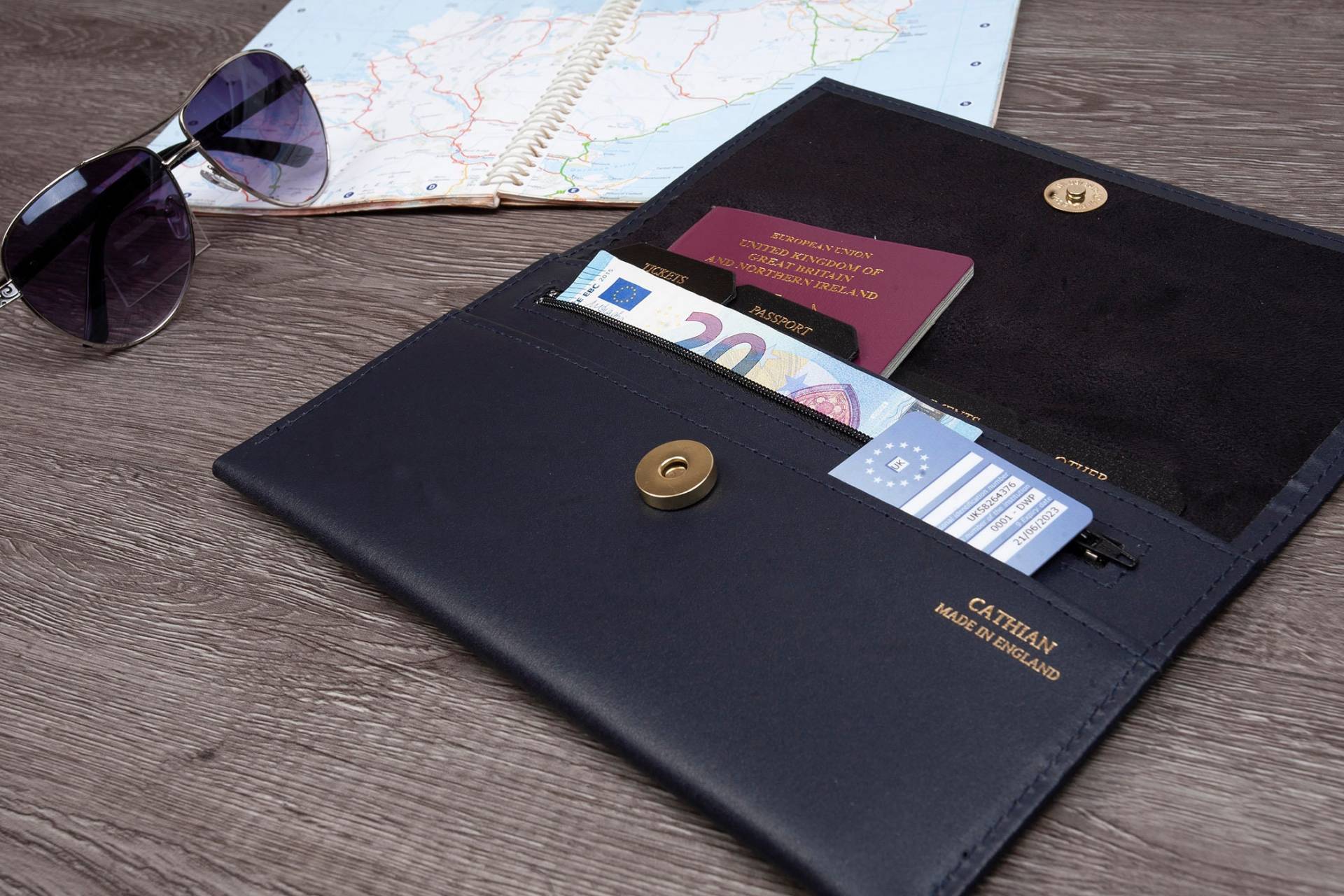 Deluxe Leder Reisebrieftasche Reisepasshülle, Hergestellt in England Deluxe Leder Reisebrieftasche Reisepasshülle, Hergestellt in England von CathianLeatherGoods