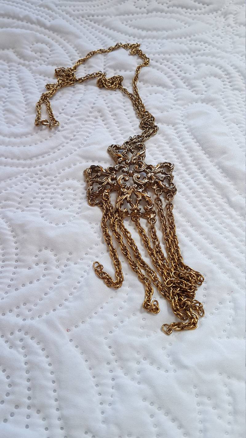 Jugendstil Gold Ton Kreuz Mit Goldkette Quasten, 18 Zoll Lang Jugendstil Gold Ton Kreuz Mit Goldkette Quasten, 18 Zoll Lang von CathiesChoice