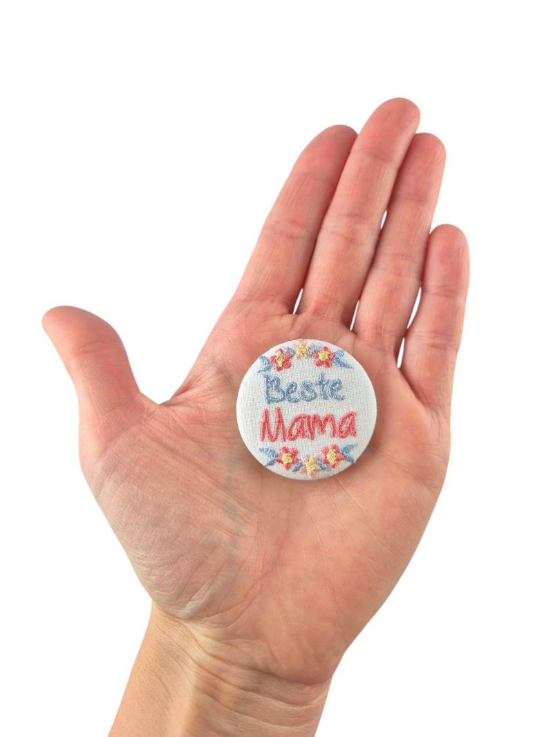 Beste Mama Bestickter Button Anstecker Aus Stoff Oder Magnet Ø38mm von CathisStickstuebchen