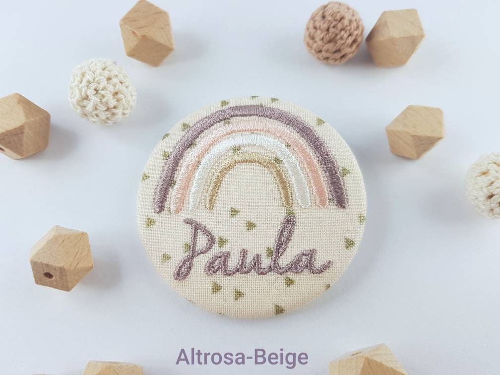 Button/Anstecker Mit Name Und Regenbogen Ø59mm von CathisStickstuebchen