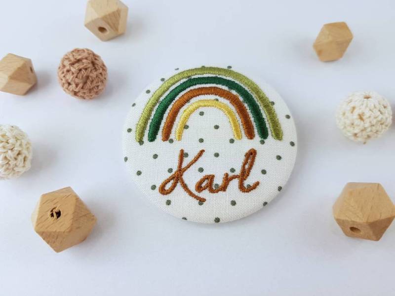 Button/Anstecker Mit Name Und Regenbogen Ø59mm von CathisStickstuebchen