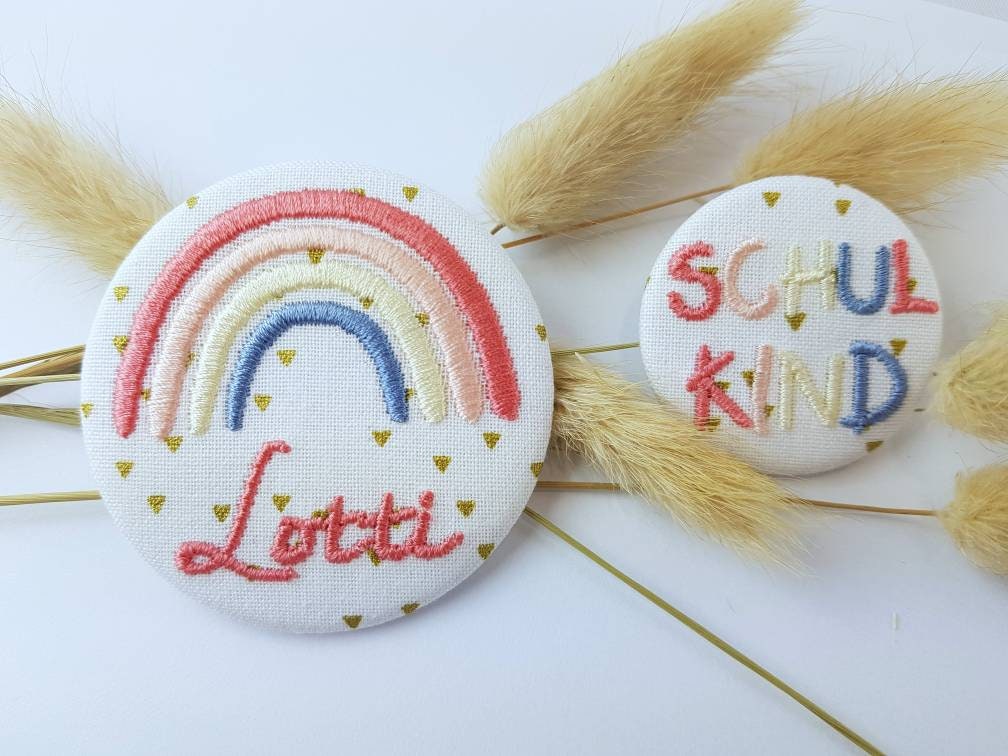 Button/Anstecker Set Mit Name Und Regenbogen Ø59mm Plus Schulkind 36mm von CathisStickstuebchen