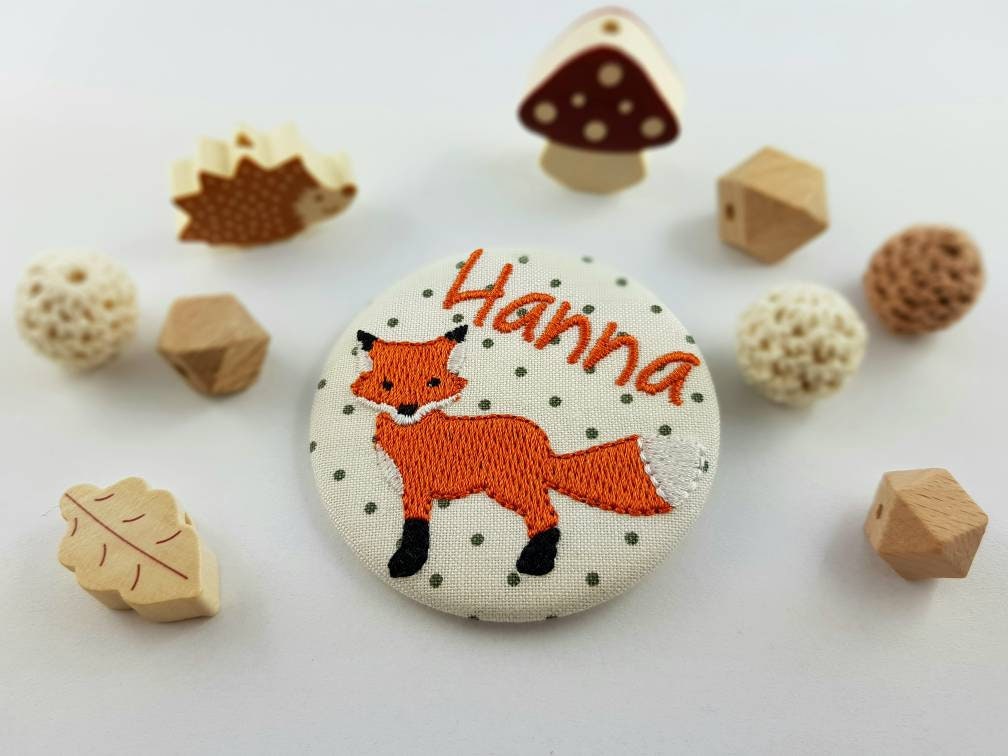 Button Mit Name Und Fuchs Ø59mm von CathisStickstuebchen