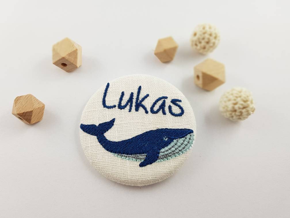 Button Mit Name Und Wal Ø59mm von CathisStickstuebchen