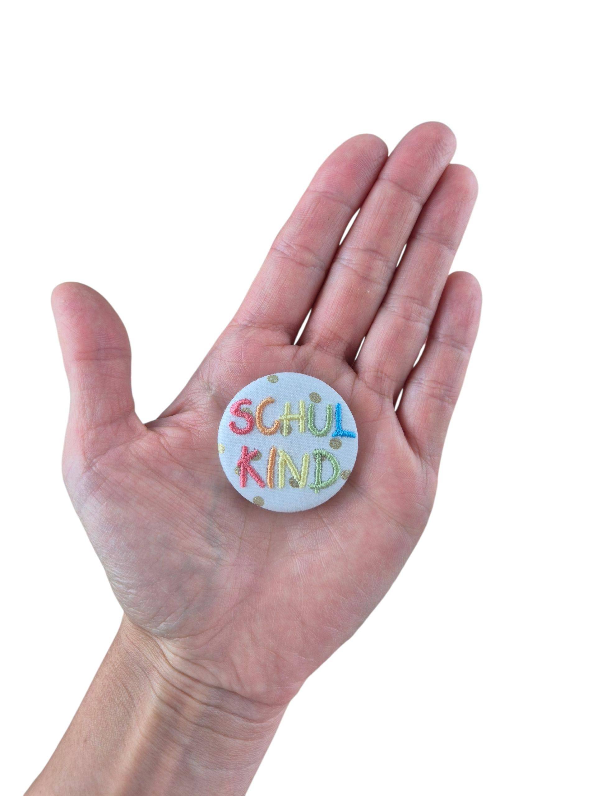 Schulkind Bestickter Stoffbutton Zum Anstecken Ø38mm von CathisStickstuebchen