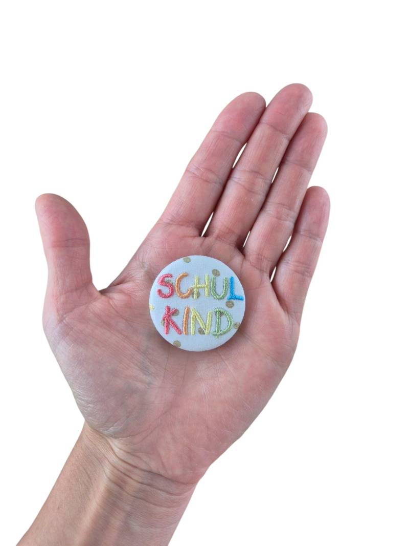 Schulkind Bestickter Stoffbutton Zum Anstecken Ø38mm von CathisStickstuebchen