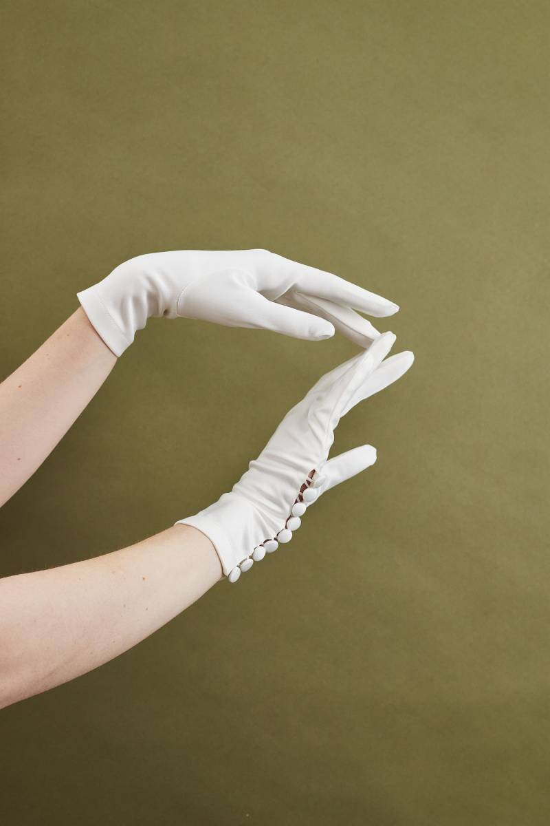 Kurze Hochzeitshandschuhe Aus Satin Mit Knöpfen von CathyTelle