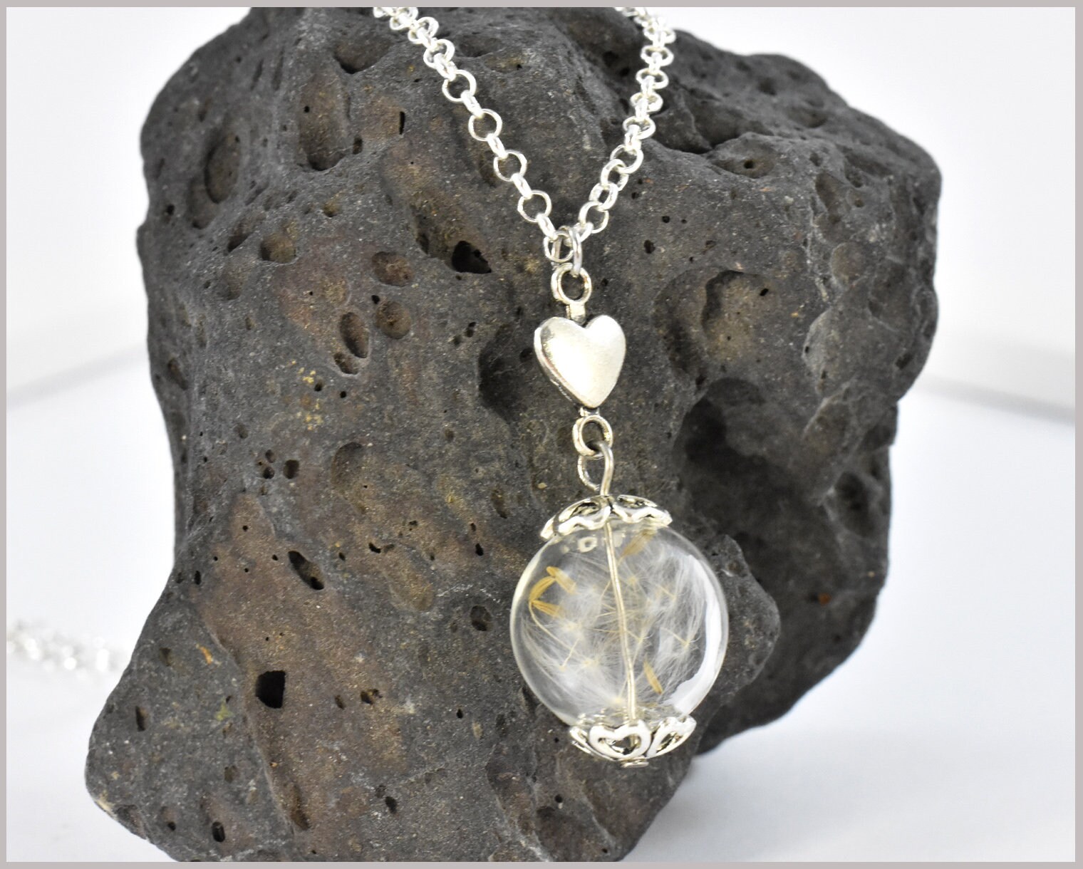 Kette Mit Echten Pusteblumen Und Herz Kette Mit Echten Pusteblumen Und Herz von CathyThicaNamaste