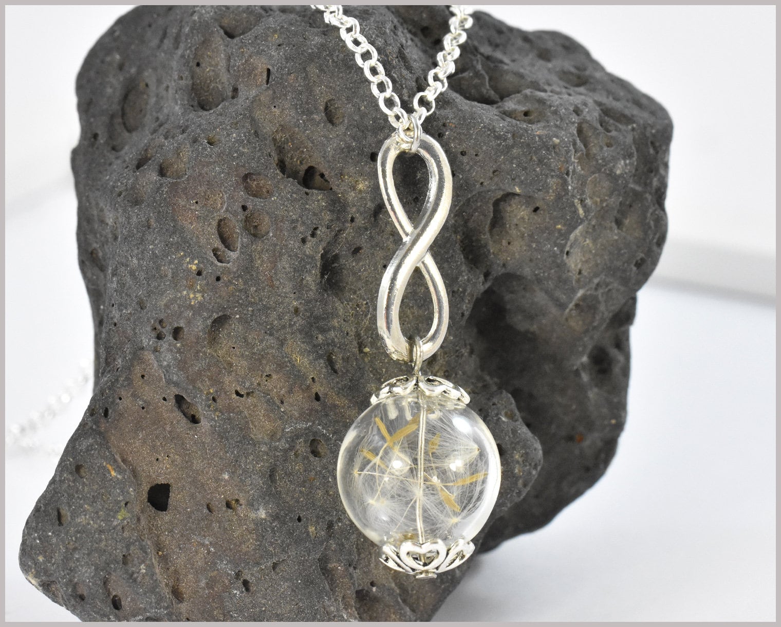 Kette Mit Echten Pusteblumen Und Infinity Symbol Kette Mit Echten Pusteblumen Und Infinity Symbol von CathyThicaNamaste