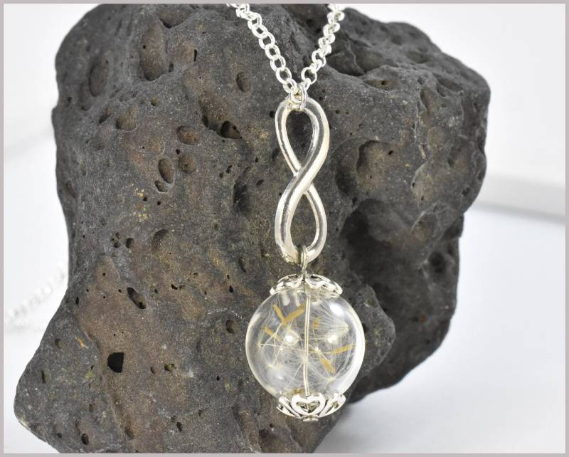 Kette Mit Echten Pusteblumen Und Infinity Symbol Kette Mit Echten Pusteblumen Und Infinity Symbol von CathyThicaNamaste