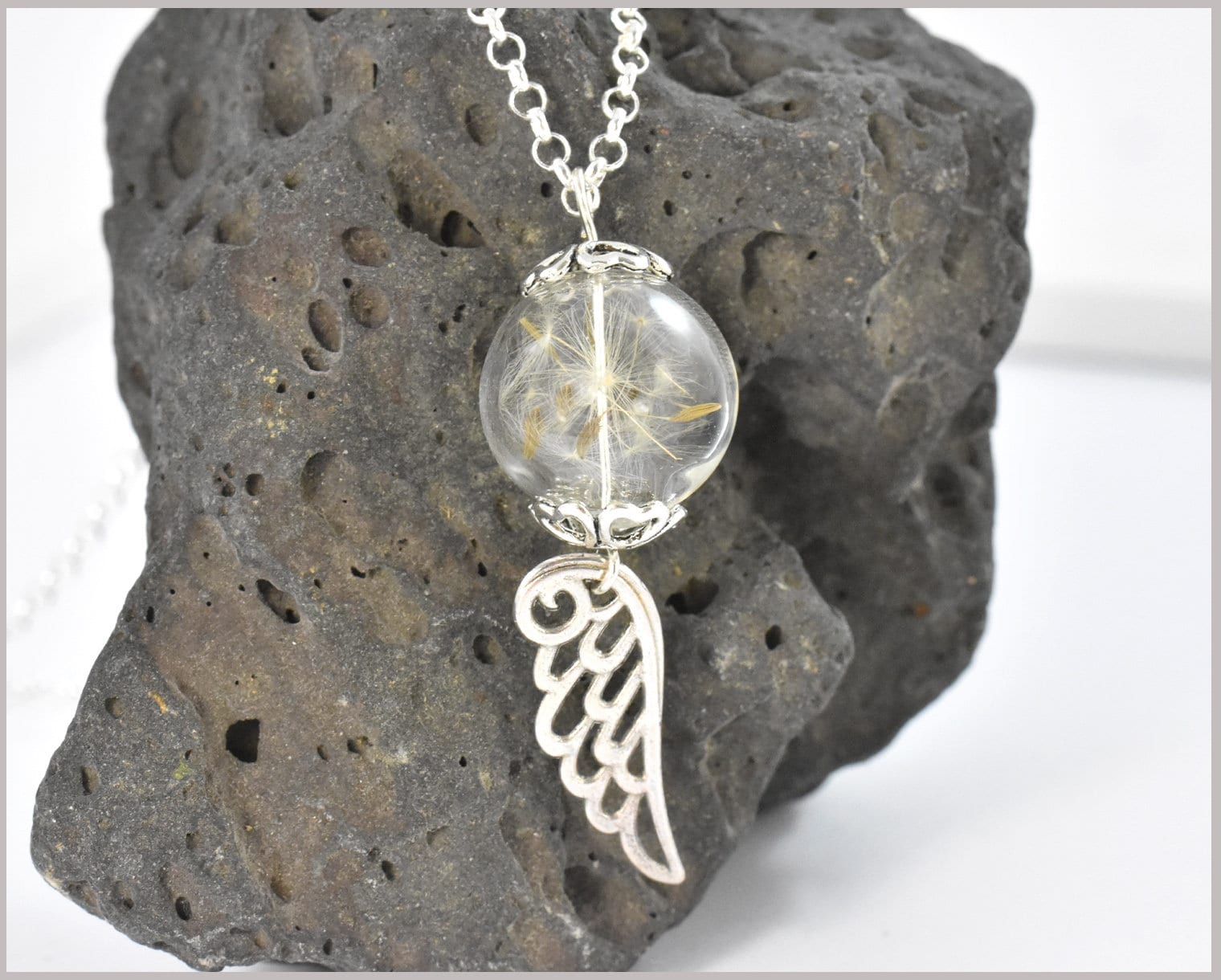 Lange Kette Mit Echten Pusteblumen Und Engelsflügel Lange Kette Mit Echten Pusteblumen Und Engelsflügel von CathyThicaNamaste