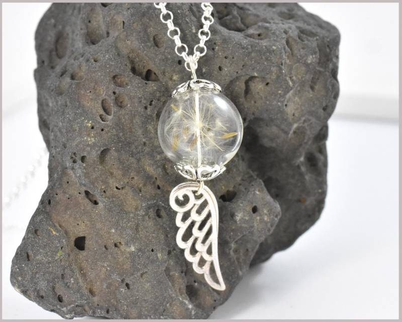 Lange Kette Mit Echten Pusteblumen Und Engelsflügel Lange Kette Mit Echten Pusteblumen Und Engelsflügel von CathyThicaNamaste