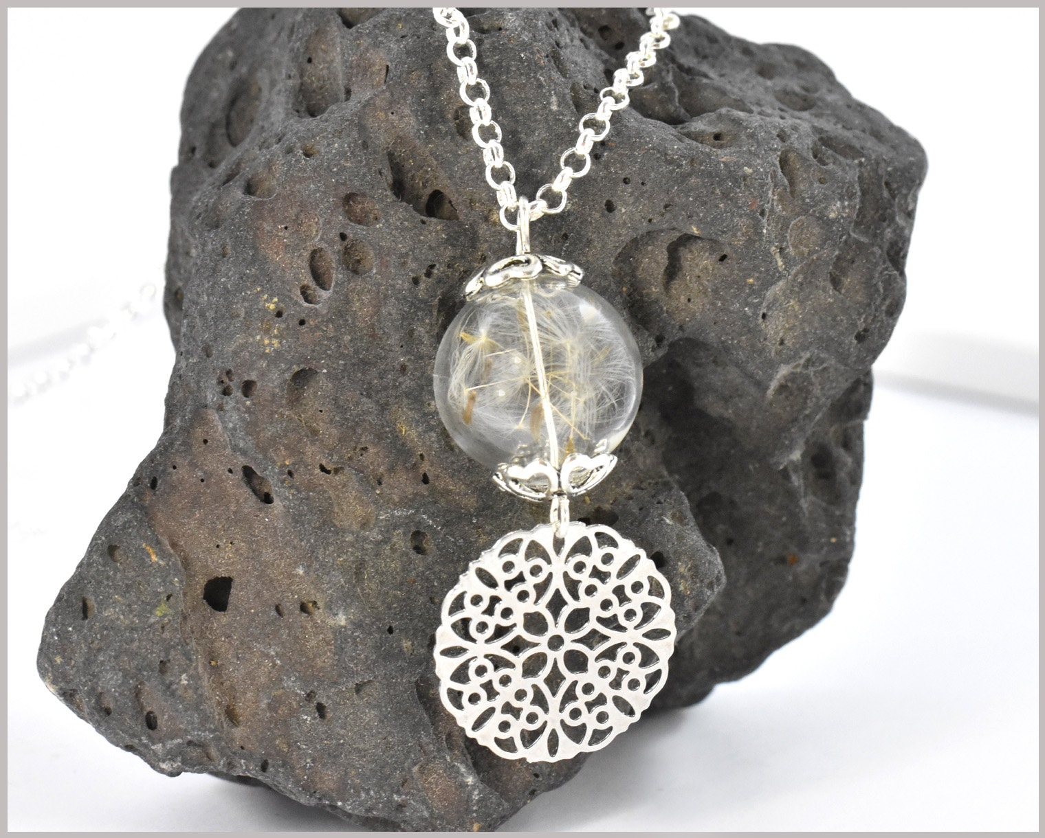 Lange Kette Mit Echten Pusteblumen Und Mandala Lange Kette Mit Echten Pusteblumen Und Mandala von CathyThicaNamaste