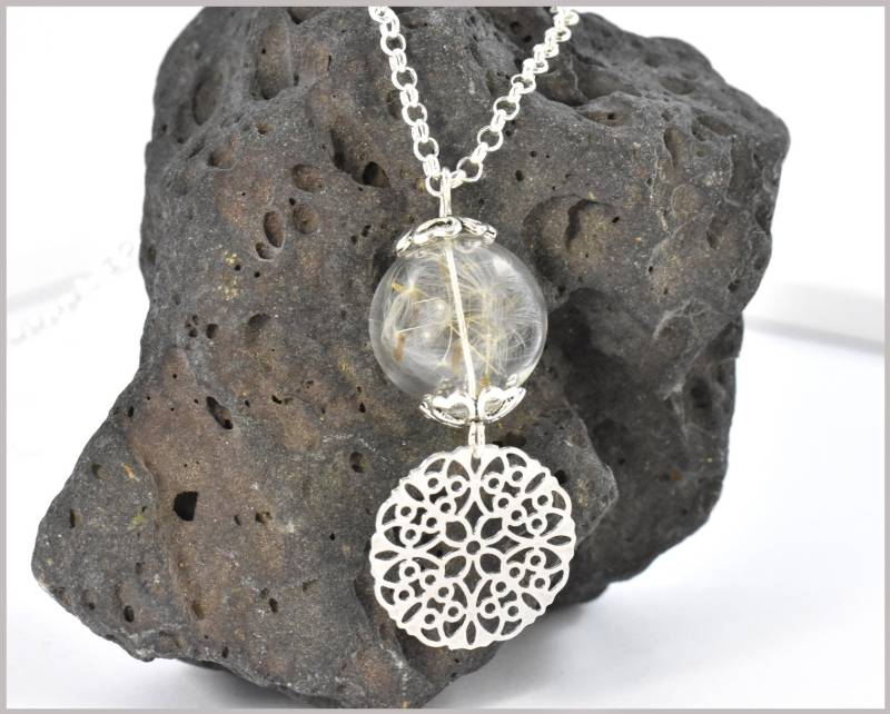 Lange Kette Mit Echten Pusteblumen Und Mandala Lange Kette Mit Echten Pusteblumen Und Mandala von CathyThicaNamaste