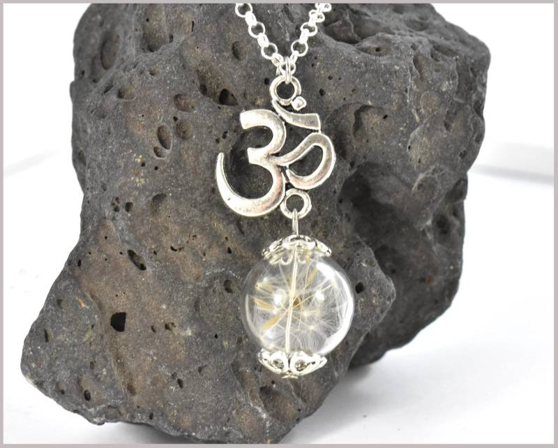 Lange Kette Mit Pusteblumen Und Om Symbol Lange Kette Mit Pusteblumen Und Om Symbol von CathyThicaNamaste