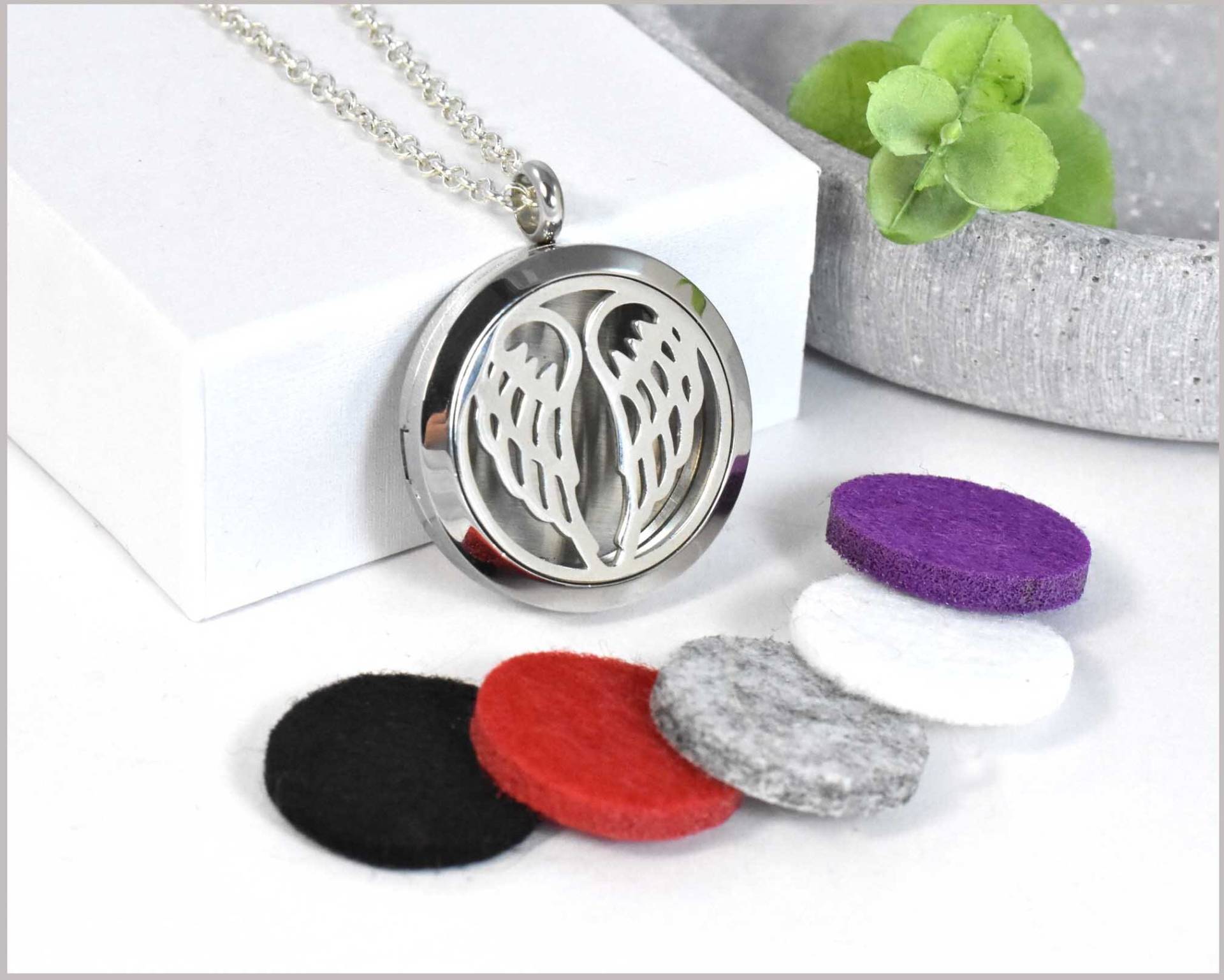 Medaillion Kette Mit Schutzengel Flügel Aus Edelstahl 5 Aroma Pads Medaillion Kette Mit Schutzengel Flügel Aus Edelstahl 5 Aroma Pads von CathyThicaNamaste