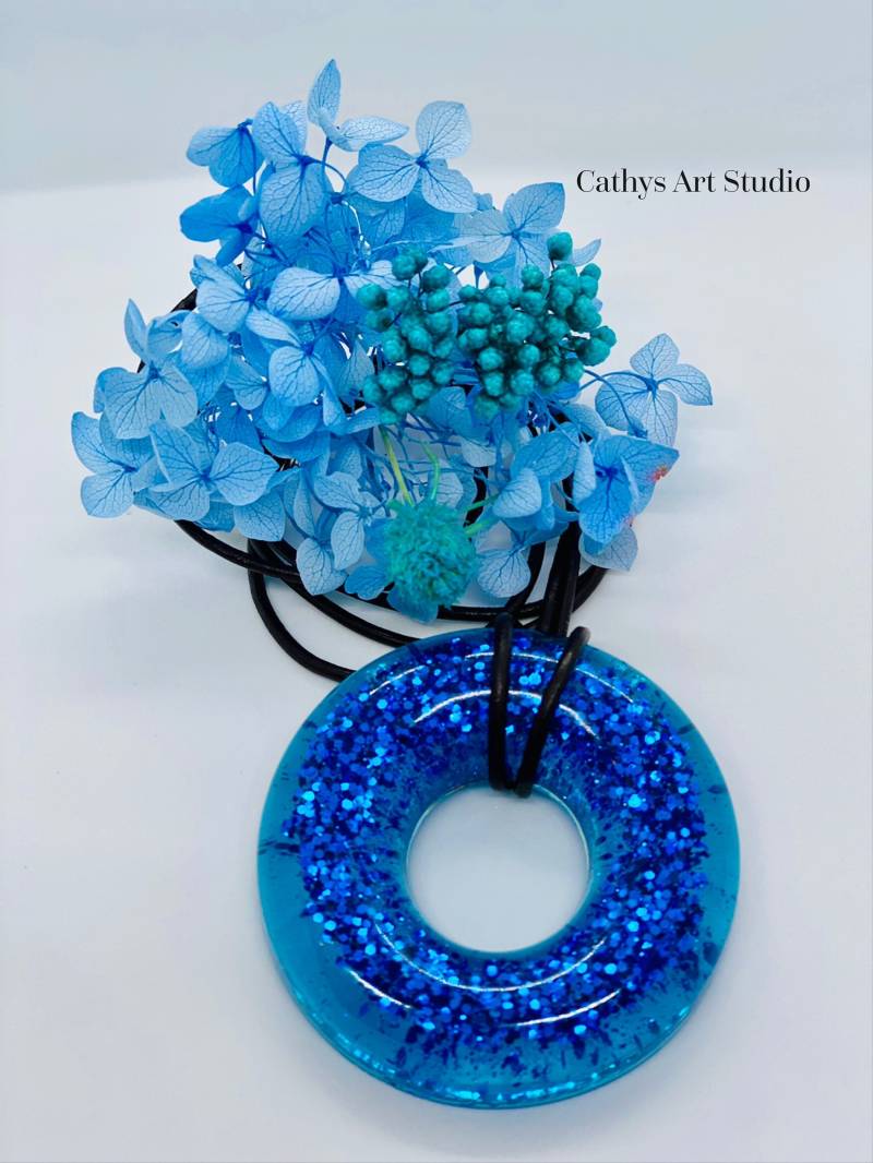 Modeschmuck Aus Resi, Lederband Mit Verschluss von CathysArtStudio