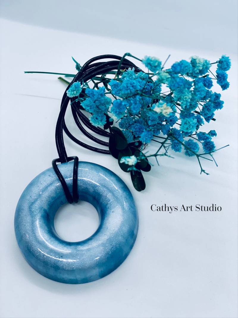 Modeschmuck Aus Resi, Lederband Mit Verschluss von CathysArtStudio