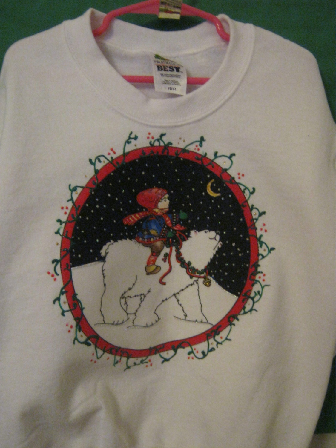 Appliziertes Weißes Sweatshirt. Die Applikation Zeigt Ein Kind, Das Einen Eisbären in Einer Mit Sternen Gefüllten Nacht Reitet. Kindergröße 10-12 Appliziertes Weißes Sweatshirt. Die Applikation Zeigt Ein Kind, Das Einen Eisbären in Einer Mit Sternen Gefüllten Nacht Reitet. Kindergröße 10-12 von CathysFashions