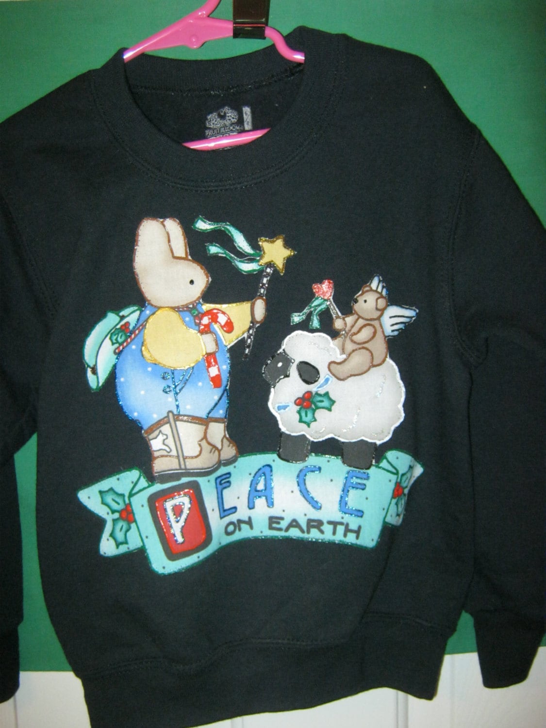 Peace On Earth Cowboy Hase Und Engel Bär Applizierte Schwarze Sweatshirt. Kindergröße 6/8 Peace On Earth Cowboy Hase Und Engel Bär Applizierte Schwarze Sweatshirt. Kindergröße 6/8 von CathysFashions