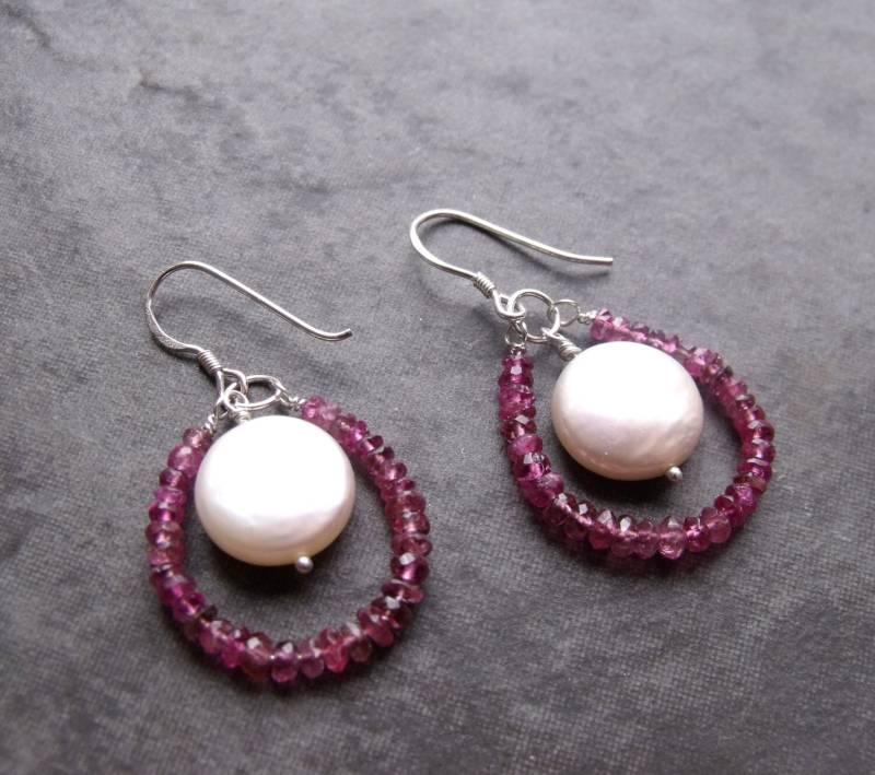 Rosa Turmalin Und Weißen Münze Perle Tropfen Sterling Silber Creolen von CatkinDesigns