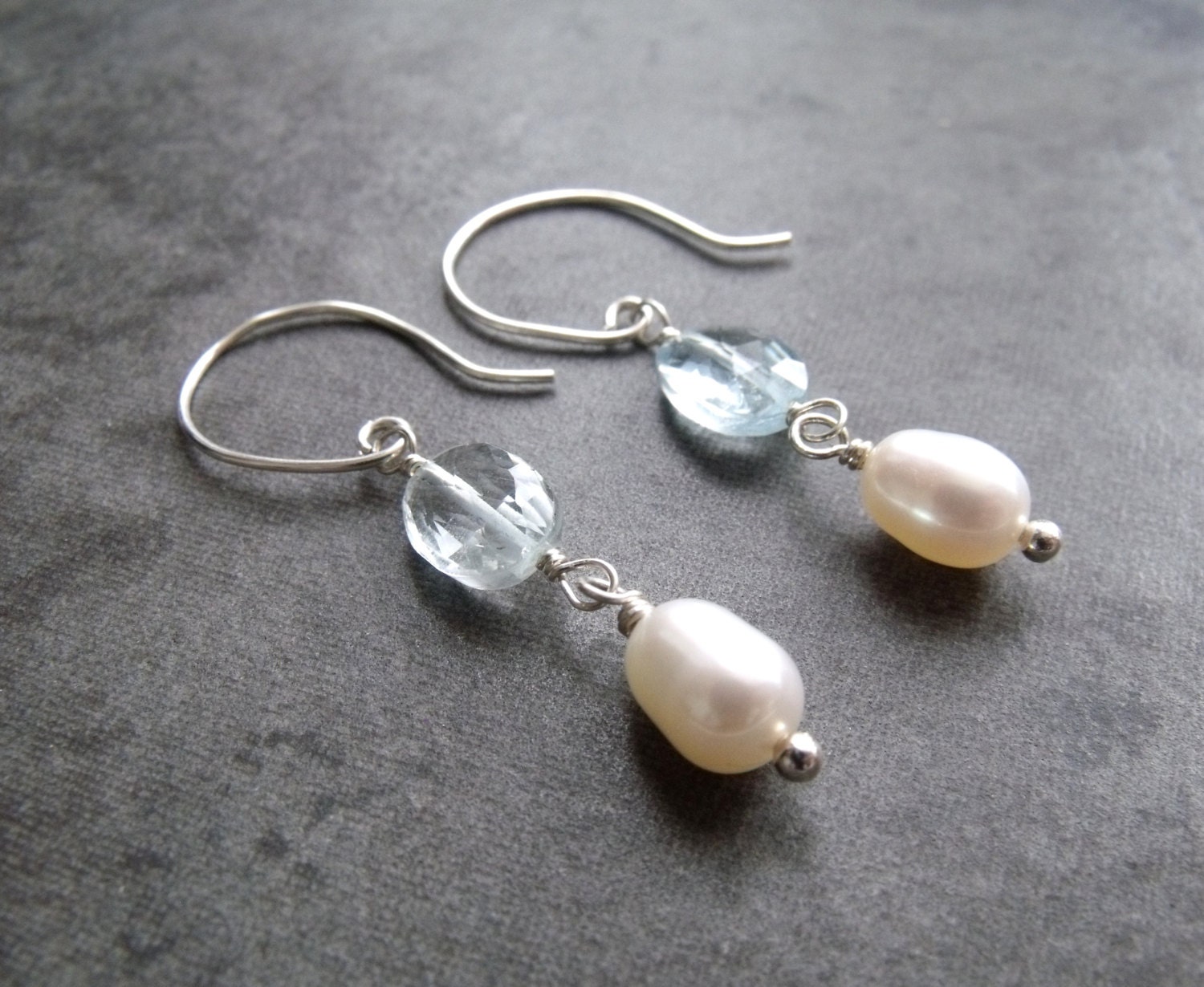 Sky Blue Topas Und Weiße Perle Handgefertigte Dangle Droppen Sterling Silber Ohrringe Sky Blue Topas Und Weiße Perle Handgefertigte Dangle Droppen Sterling Silber Ohrringe von CatkinDesigns