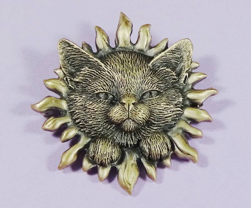 Bronze Sonnen-Katzen Brosche Skurriler Statement-Pin Für Katzen-Liebhaber Bronze Sonnen-Katzen Brosche Skurriler Statement-Pin Für Katzen-Liebhaber von CatofMine