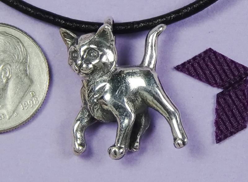 Kätzchen Auf Lederband Halskette, Katzen Liebhaber Geschenk Für Sie, Silber Laufender Anhänger, Sterling Katze Anhänger Schwarz Kätzchen Auf Lederband Halskette, Katzen Liebhaber Geschenk Für Sie, Silber Laufender Anhänger, Sterling Katze Anhänger Schwarz von CatofMine