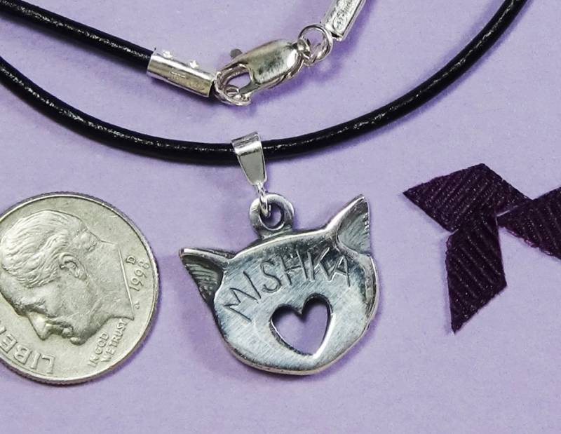 Personalisierte Sterling Silber Katzenhalskette Katzenkopf Mit Herzanhänger Personalisierte Sterling Silber Katzenhalskette Katzenkopf Mit Herzanhänger von CatofMine