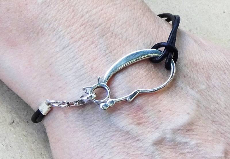 Personalisiertes Sterling Silber Katzenarmband Lederband Charmhalter Personalisiertes Sterling Silber Katzenarmband Lederband Charmhalter von CatofMine