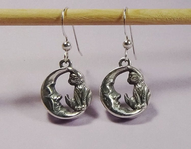 Silber Mond W Kätzchen Ohrringe, Katzen-Liebhaber-Geschenk Für Sie, Sterling Katze Auf Halbmond Durchbohrt Tropfen Handgemachte Schmuck von CatofMine