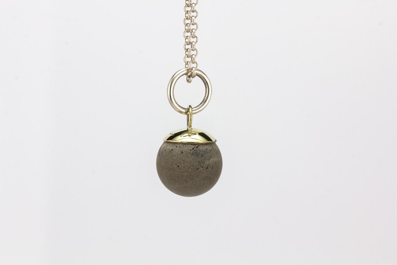 Kleiner Kugelanhänger Aus Beton, Silber Und Messing Kleiner Kugelanhänger Aus Beton, Silber Und Messing von Catrie