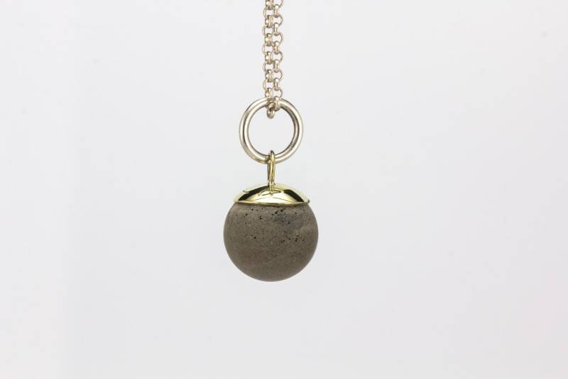 Kleiner Kugelanhänger Aus Beton, Silber Und Messing Kleiner Kugelanhänger Aus Beton, Silber Und Messing von Catrie