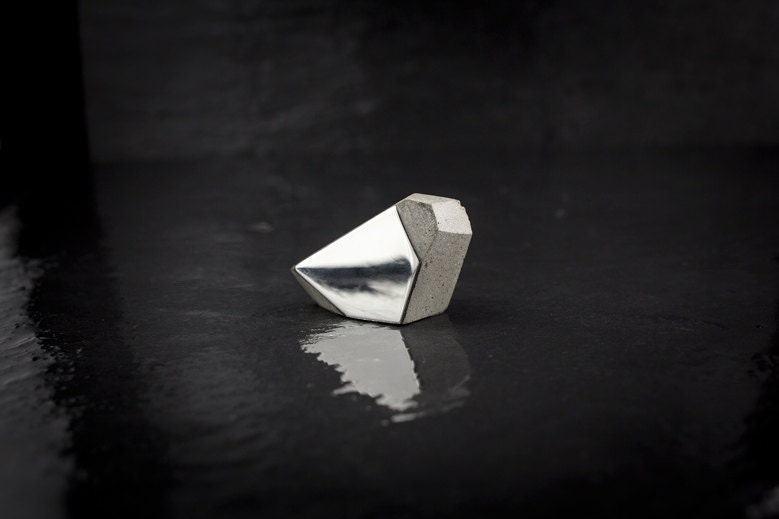 sterling Silber Und Konkrete Brosche. Projet B sterling Silber Und Konkrete Brosche. Projet B von Catrie