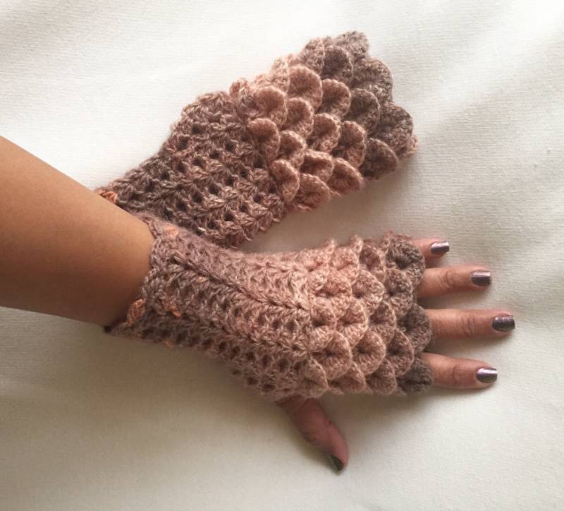 Gehäkelte Armstulpen in Krokodilmuster Schattierungen Von Tan Cafe Hellbraun Und Orange von CatsSoftStitches
