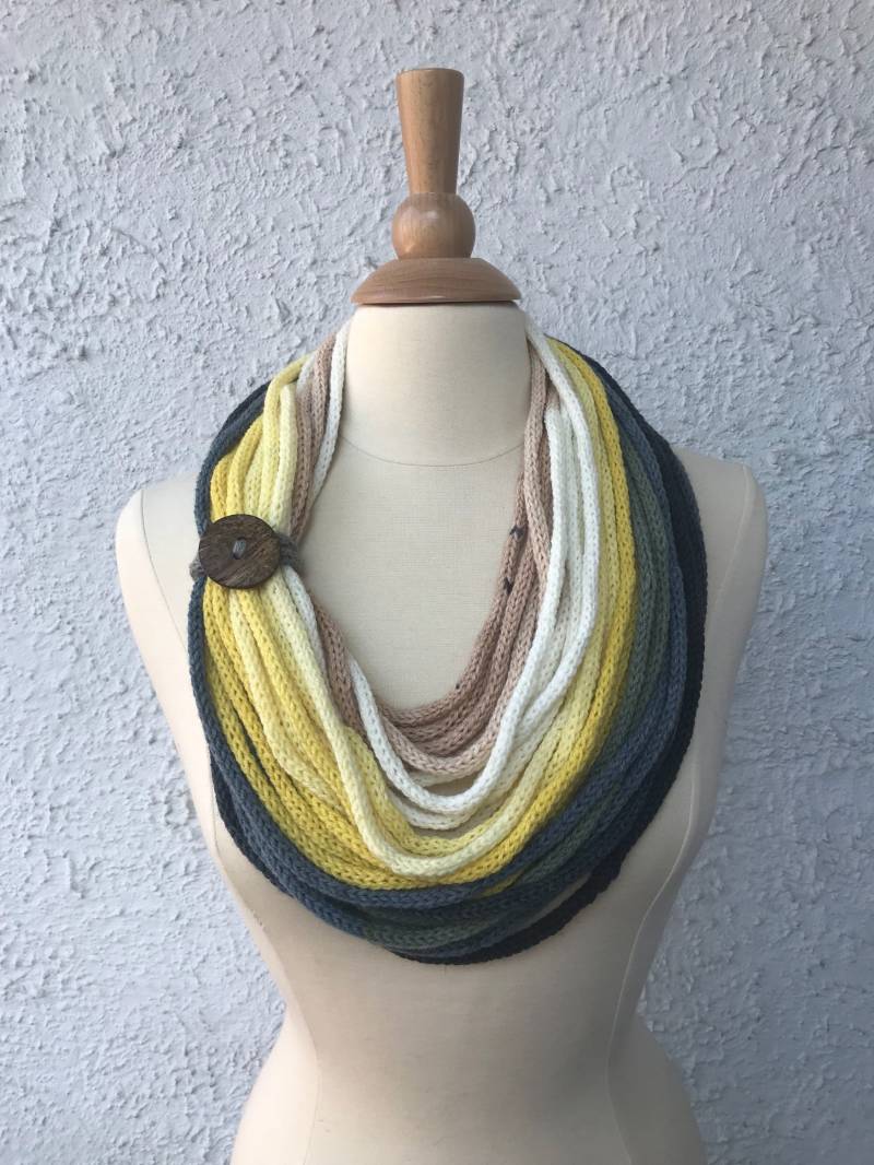 Gestrickter Damen Schal Halswärmer Halskette Leicht Und Einfach Weiß Gelb Grau Windsor Blau Soft Navy von CatsSoftStitches