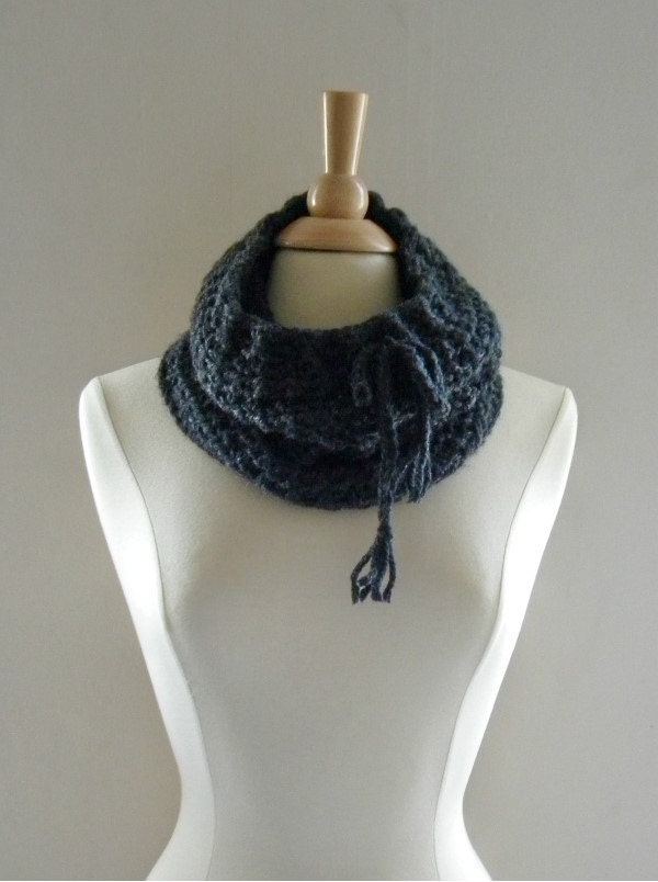 Häkeln Cowl Schal Neckwarmer Frauen Über Den Rücken Mit Drawstring in Kohle Grau Schwarz Häkeln Cowl Schal Neckwarmer Frauen Über Den Rücken Mit Drawstring in Kohle Grau Schwarz von CatsSoftStitches